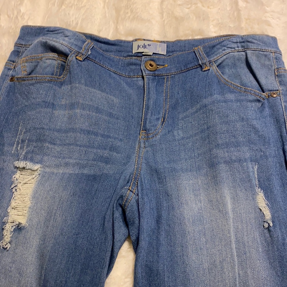 Jolt ripped jeans. Relaxed fit.